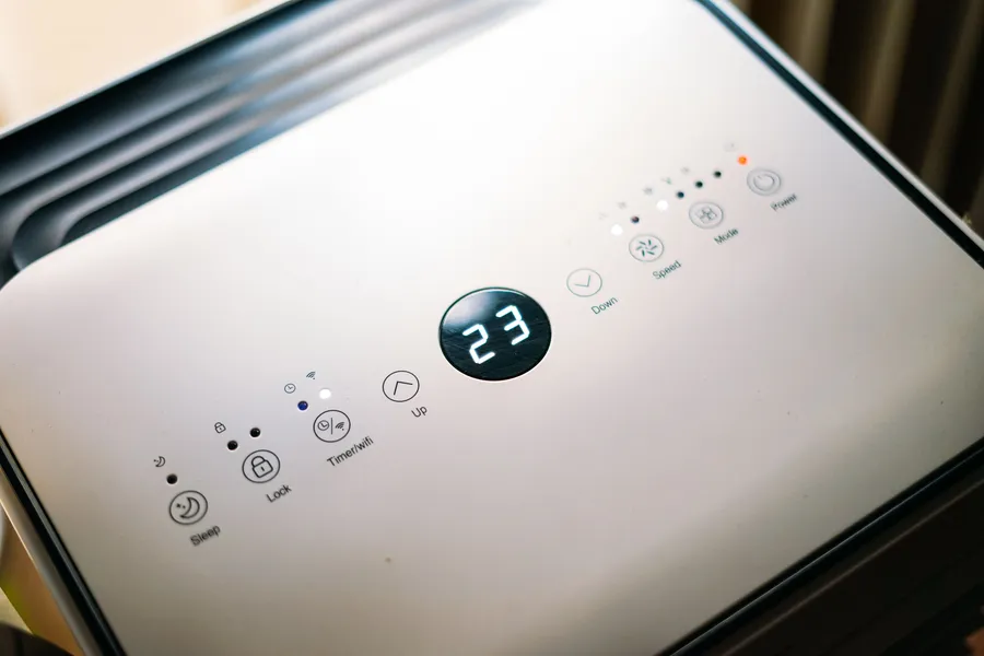 Pannello di controllo di un climatizzatore moderno con display a 23 gradi